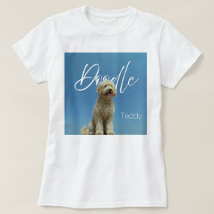 Benutzerdefinierter Name Doodle-Hund Blaue Himmel- T-Shirt