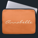 Benutzerdefinierter Name für handgeschriebenes Skr Laptopschutzhülle<br><div class="desc">Dieses individuelle Laptop-Gehäuse mit Ihrem Namen in schönen handgeschriebenen Schriftzeichen auf einem stilvollen Hintergrund von Burnt Orange. Tolle Geschenkidee.</div>