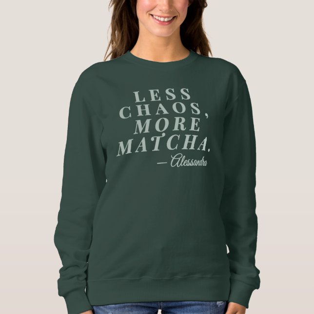 Benutzerdefinierter Name Mama Less Chaos Matcha Te Sweatshirt (Vorderseite)