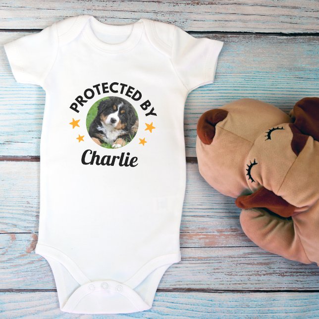 Benutzerdefinierter Name und Foto von "Protected b Baby Strampler ("Protected By" Custom Dog Name and Photo Baby Bodysuit)