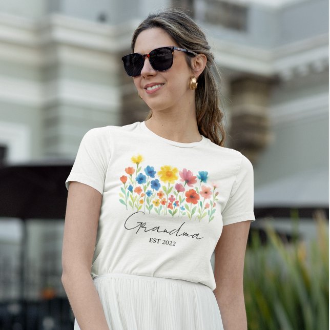 Benutzerdefinierter Osten. Jahr - Oma-Wildblume T-Shirt (Von Creator hochgeladen)