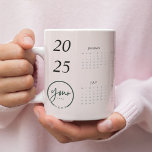 Benutzerdefinierter Pastellrosa 2025-Kalender mit  Jumbo-Tasse<br><div class="desc">Sippen Sie stilvoll, während Sie mit dieser personalisierten pastellrosa 2025 Kalender-Tasse mit Ihrem Logo bleibe werden. Diese Tasse ist mit einem weichen pastellrosa Hintergrund und einem eleganten Kalenderlayout gestaltet und vereint Eleganz und Funktionalität. Das personalisierte Logo ist perfekt für die Werbung Ihrer Marke oder Ihres Unternehmens geeignet und fügt eine...</div>