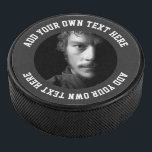 Benutzerdefinierter personalisierter Text und Foto Eishockey Puck<br><div class="desc">Personalisierter Custom Puck aus Ricaso .. Ideal für Keepsakes oder Auszeichnungen für Sportfans .. fügen Sie Ihrem eigenen Hockey Puck ein Foto und einen gekrümmten Text hinzu</div>
