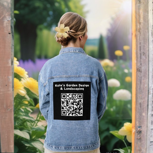 Benutzerdefinierter QR-Code Schwarz-weißer Scan-Bu Jeansjacke (A denim jacket, personalized with your business name and scannable QR code on the back)