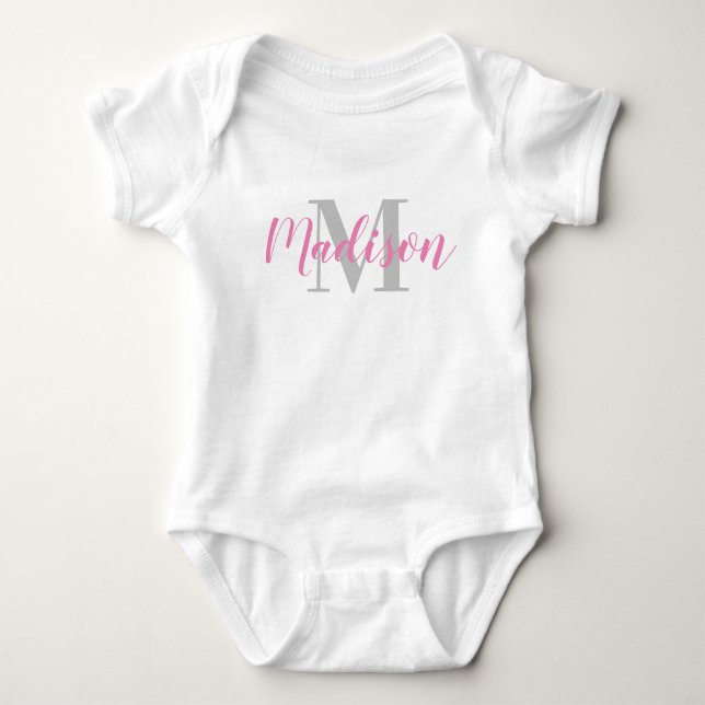 Benutzerdefinierter rosa Name und Gray Initial Bab Baby Strampler (Vorderseite)