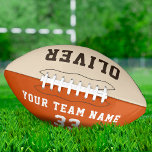 Benutzerdefinierter Spielername Team Fußball Football<br><div class="desc">Benutzerdefinierter Spielername Teamfußball. Beige und orange Design. Personalisieren Sie es mit Ihrem Teamnamen,  Ihrer Nummer und Ihrem Namen. Ein toller Sake,  um sich an Ihren Lieblingssport zu erinnern. Dieser personalisierte Fußball ist ein Geschenk für Fußballspieler,  Teamkollegen oder Trainer.</div>