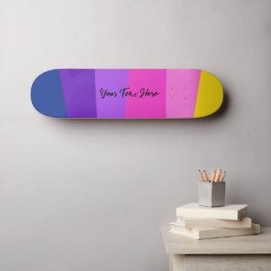 Benutzerdefinierter Text mit lebhaften Farben Skateboard