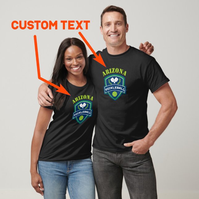 Benutzerdefinierter Text Pickleball T-Shirt (Custom text. Green and navy pickleball emblem with 2 pickleball paddles and pickle ball. Great gift)