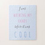 Benutzerdefinierter Text Typografie Quarantäne Spa<br><div class="desc">Spaß in sonniger Quarantäne zitiert: "Ich wäsche mir die Hände,  bevor es cool war",  blau fuchsia und grau räuselig.             Sie können den Text mit Ihrem eigenen ändern!</div>