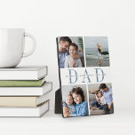 Benutzerdefinierter "Vater" Kindertageskids-FotoCo Fotoplatte<br><div class="desc">Schenken Sie Papa diesen Tag des Vaters ein Geschenk mit dieser vier Foto-Collage-Plakette. "VATER" erscheint in der Mitte in schick-grauem Schriftsatz,  mit Ihrer benutzerdefinierten Nachricht und Kindernamen überlagert.</div>