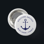 Benutzerdefinierter Willkommensanker an Bord blau Button<br><div class="desc">Benutzerdefinierter Name oder Familienname, Willkommensbordwand, blaue Ankerschaltfläche für nautische Segel, Name des Kapitäns, Name des Bootes, Familienname etc. ideal für Segler, Bootsfahrer, Segeln und Bootsfahrten Happy Segeln!</div>