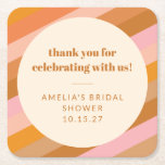 Benutzerdefiniertes Brautparty für rosa Sonnenunte Rechteckiger Pappuntersetzer<br><div class="desc">Dieses kühne und farbenfrohe Design zeichnet sich durch diagonale Retrostreifen in warmen Korallen-, Rost-, Orange- und Senftönen aus, wobei der zentrale Sonnenburstkreis für Ihren eigenen Text sorgt. Personalisiert mit dem Namen und dem Datum der Braut, fügt dieser Untersetzer den Brautparty Tischdecken einen lustigen Pop Farbe hinzu. Ein perfekter Treffpunkt für...</div>