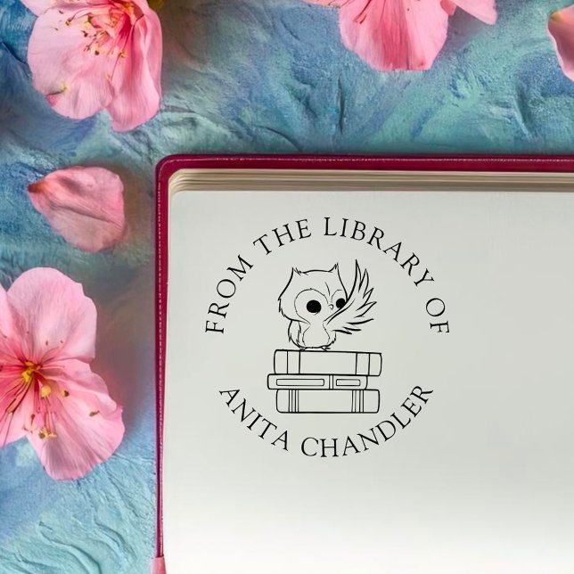 Benutzerdefiniertes Buch | Niedliche Eule auf Büch Permastempel (Von Creator hochgeladen)