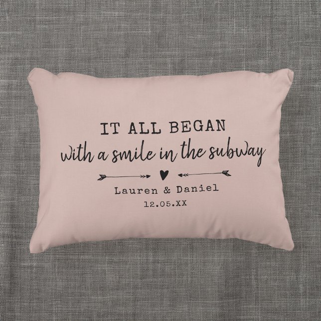 Benutzerdefiniertes Chic Pink, wo alles begann Val Dekokissen (Celebrate your love with this chic and romantic throw pillow featuring the location and date you met)