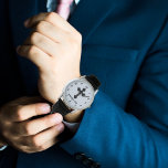 Benutzerdefiniertes Datumsfelkreuz Armbanduhr<br><div class="desc">Diese Christliche Männeruhr hat ein individuelles Datum und ein kühn gepflegtes Kreuz,  was sie zu einem großartigen Geschenk für Bestätigungen,  erste Kommunionen,  Hochzeiten oder jedes andere Jubiläumsgeschenk für ihn macht. Gedenken Sie mit dieser personalisierten Uhr ein stilvolles Datum.</div>