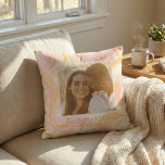 Benutzerdefiniertes Foto Abstrakt rosa Swirl Trend Kissen<br><div class="desc">Dieses personalisierte Kissendesign ist perfekt geeignet, um Liebe und Erinnerungen mit einer eleganten Touch zu feiern. Dieses Kissen mit einem weichen, abstrakten, wirbelnden Hintergrund in Pastellfarben Rosa, Gelb und Gold verleiht jedem Raum ein traumhaftes, künstlerisches Ambiente. Passen Sie es mit einem Foto und Namen an und machen Sie es zu...</div>