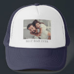 Benutzerdefiniertes Foto Bester Vater je T - Shirt Truckerkappe<br><div class="desc">Machen Sie Vatertag oder jeden Tag etwas Besonderes mit diesem personalisierten Custom Foto Best Vater Ever T - Shirt Trucker Hat. Dieser Hut ist der perfekte Weg, um Ihrem Vater zu zeigen, wie sehr Sie ihn schätzen, mit einem hochwertigen Foto Ihrer Wahl und den Worten "Bester Vater je" in fett-moderner...</div>
