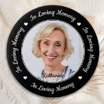 Benutzerdefiniertes Foto Elegante in Love Memory M Button<br><div class="desc">Ehre deinen Lieben mit einem speziellen Foto-Gedenkknopf für Beerdigung. Diese einzigartige Gedenktafel ist das perfekte Geschenk für sich selbst, Familie oder Freunde, um Ihre Liebsten zu ehren. Wir hoffen, dass Ihr Gedenkknopf Ihnen Frieden, Freude und glückliche Erinnerungen bringt. Zitat "In Loving Memory". Anpassen mit beliebigem Foto und Name. Ideal für...</div>