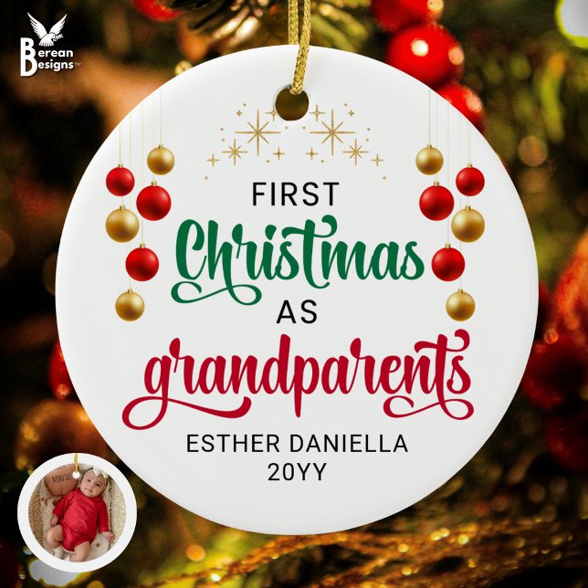 Benutzerdefiniertes Foto ERSTE CHRISTMAS ALS GRAND Keramik Ornament (Festive FIRST CHRISTMAS AS GRANDPARENTS with custom photo and names. Ideal first grandbaby gift.)