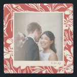 Benutzerdefiniertes Foto für rotes Blumenmuster Steinuntersetzer<br><div class="desc">Dieser personalisierte Untersetzer aus Stein besticht durch eine cremefarbene und rötlich-blumengeschmückte Trennwand mit einem zentralen Bereich für Ihr Foto, der in einem Vintag inspirierten Stil gerahmt ist. Für eine benutzerdefinierte Touch kann in der unteren Ecke ein kleines Datum oder eine Beschriftung hinzugefügt werden. Ideal für Hochzeitsfeiern, Jubiläen oder romantische Geschenke,...</div>