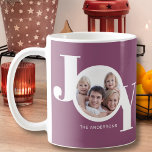 Benutzerdefiniertes Foto Kaffeetasse<br><div class="desc">Diese moderne Weihnachtsferien-Foto-Tasse ist mit dem Wort JOY in Weiß auf einem lila Pflaumenhintergrund dekoriert. Einfach mit Ihrem Foto und Namen anpassbar.</div>
