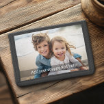 Benutzerdefiniertes Foto mit der eigenen Snap-Chat Trifold Geldbörse<br><div class="desc">Eine lustige Möglichkeit,  Erinnerungen zu erfassen und sie mit Freunden zu teilen. Fügen Sie ein quadratisches Foto und Ihre Lieblings-Beschriftung,  um ein cooles Geschenk für Freunde zu machen.</div>