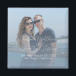Benutzerdefiniertes Foto mit Dusty Blue Wedding Magnet<br><div class="desc">Dieser moderne Magnet für Hochzeitsgäste oder Verlobungen verfügt über ein Foto des Ehepaares im Hintergrund,  das Sie durch Ihr eigenes Foto ersetzen können. Ein staubblauer Farbverlauf erstreckt sich vom unteren Teil.</div>