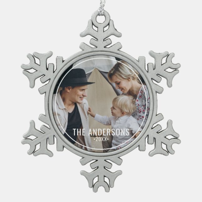Benutzerdefiniertes Foto mit Familienname Schneeflocken Zinn-Ornament (Vorderseite)