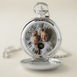 Benutzerdefiniertes Foto | Monogramm | Roman Numer Taschenuhr<br><div class="desc">Laden Sie Ihr Lieblings-Foto von Instagram, Ihrem Handy oder Ihrem Zuhause-Computer auf diese benutzerdefinierte Taschenuhr hoch. Es enthält auch Ihr Monogramm in einem schwarzen Rahmen, der in der Mitte zentriert ist. An den äußeren Rändern der Taschenuhr befindet sich eine klassische römische Zeitschrift. Der schwarze Kreis ist entriegelt, sodass er zusammen...</div>