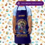 Benutzerdefiniertes Foto Name HANUKKAH FAMILY WIED Schürze<br><div class="desc">Stilvolle Hanukkah Schürze in DARK BLAU für HANUKKAH FAMILY WIEDERSEHEN mit KUNSTBAR FOTO UND NAME. Ideal für Ihre besondere Familienfeier. Das Design umfasst beliebte Chanukah-Elemente wie dreidel, menorah, latke, und Star of David, in blau und orange Farbe. Laden Sie Ihr Foto hoch und personalisieren Sie mit Ihrem Namen und/oder Titel...</div>