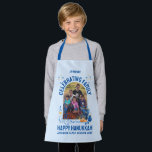 Benutzerdefiniertes Foto Name HANUKKAH FAMILY WIED Schürze<br><div class="desc">Stilvolle Hanukkah Schürze in BLAU für HANUKKAH FAMILY WIEDERSEHEN mit KUNSTBARE FOTO UND NAME. Ideal für Ihre besondere Familienfeier. Das Design umfasst beliebte Chanukah-Elemente wie dreidel, menorah, latke, und Star of David, in blau und orange Farbe. Laden Sie Ihr Foto hoch und personalisieren Sie mit Ihrem Namen und/oder Titel Ihrer...</div>