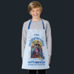 Benutzerdefiniertes Foto Name HANUKKAH FAMILY WIED Schürze<br><div class="desc">Stilvolle Hanukkah Schürze in BLAU für HANUKKAH FAMILY WIEDERSEHEN mit KUNSTBARE FOTO UND NAME. Ideal für Ihre besondere Familienfeier. Das Design umfasst beliebte Chanukah-Elemente wie dreidel, menorah, latke, und Star of David, in blau und orange Farbe. Laden Sie Ihr Foto hoch und personalisieren Sie mit Ihrem Namen und/oder Titel Ihrer...</div>