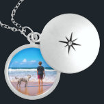Benutzerdefiniertes Foto Necklace-Geschenk mit Ihr Medaillon<br><div class="desc">Benutzerdefinierte Foto-Ketten - Ihr eigenes Design - Personalisierte Familie / Freunde oder Persönliches Necklace Geschenk - Fügen Sie Ihr Foto / pr Text - Vergrössern und verschieben oder entfernen und hinzufügen / Text mit Anpassungs-Tool ! Sie können dieses Design auf mehr als 1000 Zazzle-Produkte übertragen. Viel Glück - Seien Sie...</div>