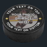 Benutzerdefiniertes Foto Personalisiert Text und F Eishockey Puck<br><div class="desc">Erstellen Sie einen personalisierten Hockeypuck für einen gedenken Keepake oder ein cooles Hockey-Geschenk für Hockeyspieler, Coach, Fan oder Enthusiasten. Das Design bietet bearbeitbaren Text in Weiß vor der Wahl der Hintergrundfarbe (in schwarz dargestellt) können Sie zu einer Teamfarbe mit goldenen Sternakzenten wechseln. HILFE: Für Hilfe bei Designänderungen oder Personalisierungen, Farbänderungen...</div>