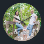 Benutzerdefiniertes Foto personalisierte weiße Buc Große Wanduhr<br><div class="desc">Benutzerdefiniertes Foto personalisierter Name weiße Buchstaben und Zahlen Retro Schriftart Wanduhr. Ein hübsches personalisiertes Geschenk für jeden.</div>