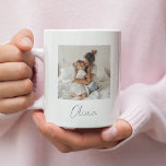 Benutzerdefiniertes Foto- und Namensgeschenk Kaffeetasse<br><div class="desc">Beginnen Sie Ihren Tag mit einer herzlichen Erinnerung Ihres Kleinen. Diese personalisierte Foto-Tasse bietet Ihren Lieblings-Snapshot und einen individuelle Name in einem weichen, eleganten Skript. Ideal für Mütter, Väter, Großeltern oder alle, die besondere Momente mit ihrem Kind lieben. Ob Muttertag, Geburtstag, Weihnachten oder einfach nur, weil - diese maßgeschneiderte Tasse...</div>