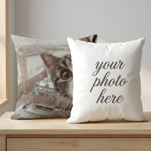 Benutzerdefiniertes Haustierfoto Katze schaut herv Kissen