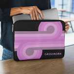 Benutzerdefiniertes, helles, rosa, schwarzes Retro Laptopschutzhülle<br><div class="desc">Wenn Sie nach einem Laptop-Ärmel suchen, der Ihren Laptop schützt und Ihren Stil abbildet, können Sie gewollt sein, diesen anpassbaren Laptop-Ärmel auszuprobieren. Dieser Ärmel weist eine schöne zeitgenössische dunkle, helle, mittlere und hellrosa, pastellviolette geometrische Kreise und Linien Muster auf einem schwarzen Hintergrund auf. Das Design wird durch die moderne und...</div>