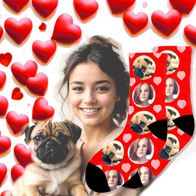 Benutzerdefiniertes Liebe Foto x2 Socken (Headshot photo love socks with hearts on red background.)