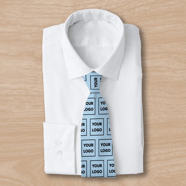 Benutzerdefiniertes Logo-Muster auf hellblauer 2-S Krawatte (Custom Business Logo Pattern on Light Blue Neck Tie, tied, in situ)