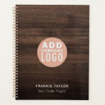 Benutzerdefiniertes Logo Real Anwesen Agent Wood L Planer<br><div class="desc">Moderne minimalistische Planer-Notizbuch-Vorlage,  um Ihr Firmenlogo,  den Namen des Mitarbeiters und den aktuellen Jobtitel oder nur den Firmennamen hinzuzufügen.</div>
