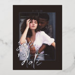 Benutzerdefiniertes modernes Skript-Foto Hochfahre Folien Feiertagspostkarte<br><div class="desc">Black Coffe Foto Wedding Save the Date Modern Simple Invitation Postcard Personalisiert Stylish Modern Foto Wedding Save the Date Postcards mit elegantem und minimalistischem Sans-Serif-Schriftart, individuellem Foto, Pärchennamen, Absenderadresse, Hochzeitdatum und -ort, Website-Link für Einladung, vollständig anpassbarer Hintergrund und einer fett coolen schwarzen Grenze (optional). Stellen Sie Ihre Hochzeitseinladung auf, indem...</div>