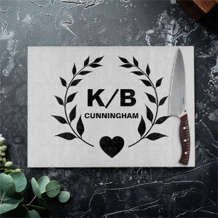 Benutzerdefiniertes Monogramm und Nachname Lorbeer Schneidebrett