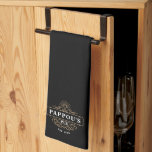 Benutzerdefiniertes Pappou's Pub Jahr etabliert Geschirrtuch<br><div class="desc">Geschenke einen besonderen Großvater mit diesem phantastischen Küchentuch für den Vatertag oder den Großelterntag. Eine großartige Ergänzung zum Zuhause-Bar-Setup von Opa mit dem "Pappou's Pub" und dem Jahr, das auf einem Vintagen Bar-Logo eingerichtet wurde. Alle Texte sind anpassbar; schalten Sie den Spitznamen ein oder tauschen Sie die Bar für den...</div>