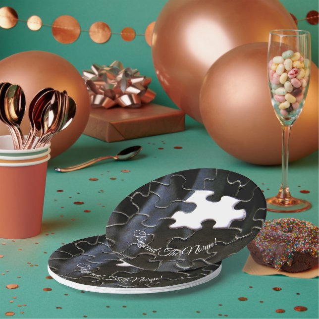 Benutzerdefiniertes Schwarz-weißes Vermisstes Puzz Pappteller (Multi)