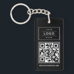 Benutzerdefiniertes schwarzes Firmenlogo und QR-Co Schlüsselanhänger<br><div class="desc">Modernes und minimales Design von Schlüsselanhängern mit Firmenlogo,  individueller QR-Code und benutzerdefinierter Website oder anderer personalisierter Informationstext. Die Farben Schwarz und Weiß können geändert werden. Macht ein großartiges Werbegeschenk für Kunden!</div>