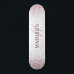 Benutzerdefiniertes Trendy Rose Gold Glitzer Monog Skateboard<br><div class="desc">Ein individuelles, trendige und stilvolles Rose Gold Glitzer Skateboard mit Monogramm. Ein stilvolles Drehbuch für eine Touch schicker Eleganz. Fügen Sie Ihrem Boarding ein wenig Glanz hinzu. Personalisieren Sie Ihre Daten mit Ihrem Namen, Monogramm, Initial oder Text. Wenn Sie es vorziehen, können Sie die Textfarbe und den Stil des Schriftartes...</div>