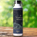 Benutzerdefiniertes Zitat Elegant Vintag Inspirati Trinkflasche<br><div class="desc">Mit dieser atemberaubenden personalisierten Wasserflasche können Sie sich auf eine inspirierende Reise begeben, die ein Zitat aus Shakespeares Wintergeschichten enthält: "Zu unwegsamen Gewässern, ungezähmten Küsten." Dieses Design vereint den Geist der Erforschung und Entdeckung und ist somit der perfekte Begleiter für Abenteurer, Träumer und Liebhaber zeitloser Literatur. Das aufwändige Kunstwerk zeigt...</div>