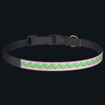 Bereit zum Kack des Funny Baby Girl Pink Pea Haustierhalsband<br><div class="desc">Dieses phantastische Hundehalsband zeigt ein Bild eines grünen Pea-Pods mit 2 grünen Erbsen und einer großen rosa Erbse. Die große rosa Erbse hat ein niedliches kleines Gesicht mit Augen und einem Mund. Auf der anderen Seite des Pfods in dunkelrosa steht "Baby Girl Ready to Kack".</div>