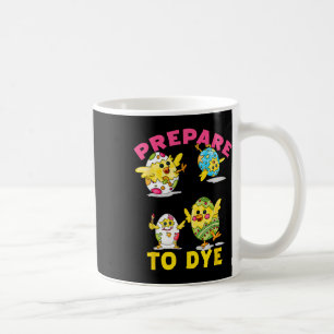Bereite dich darauf vor, lustige Oster-Ei-Küken bu Kaffeetasse